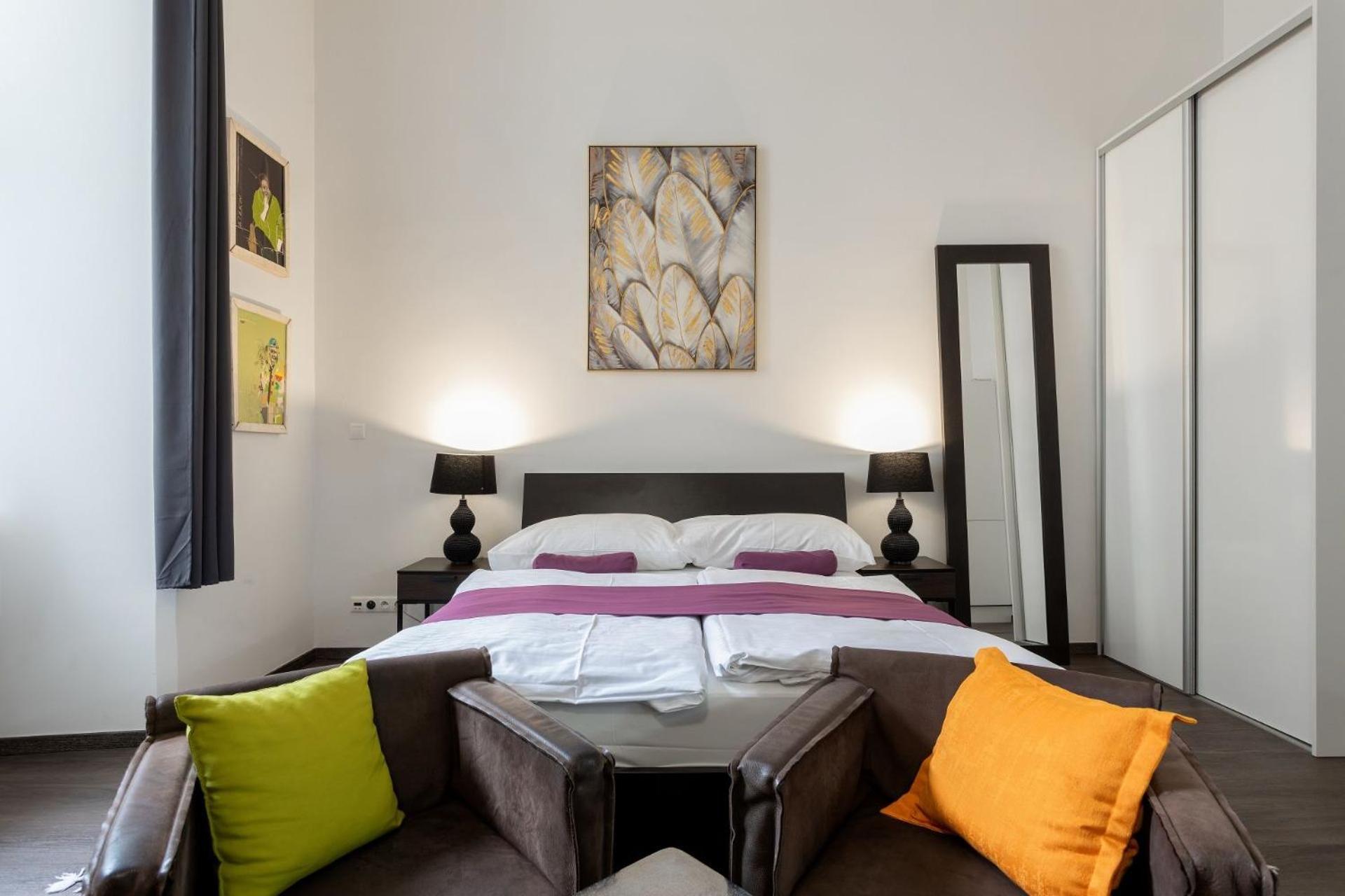 Old Town Square Residence By Emblem — Photos 2