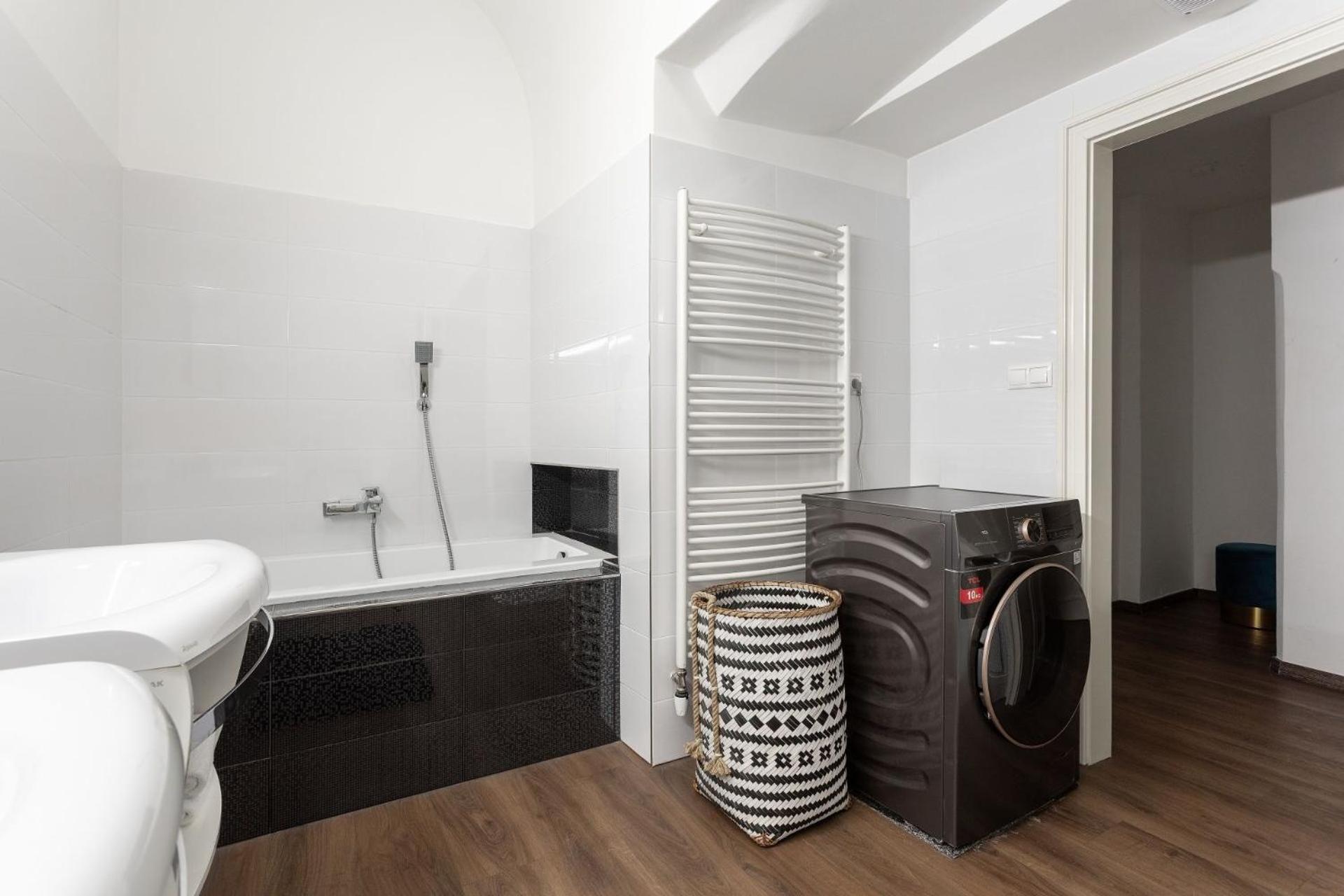Old Town Square Residence By Emblem — Photos 3